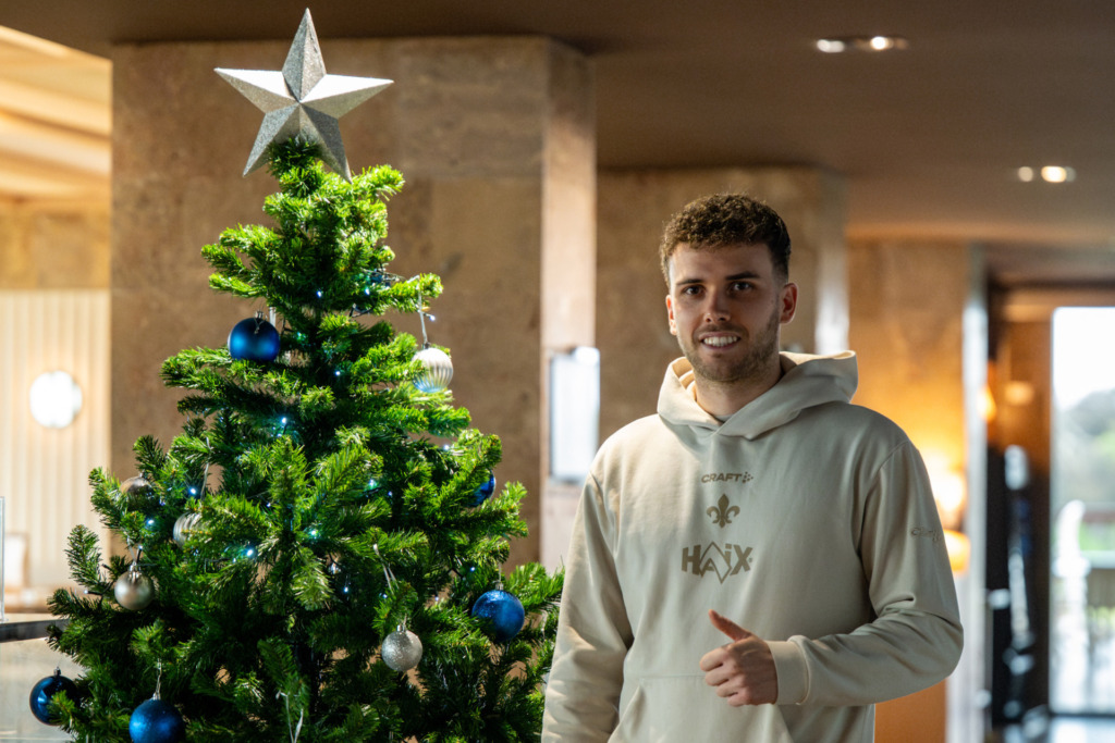 Sergio Lopez vor dem Weihnachtsbaum am 