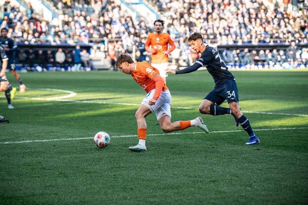 Luca Marseiler im Zweikampf gegen den VfL Bochum.