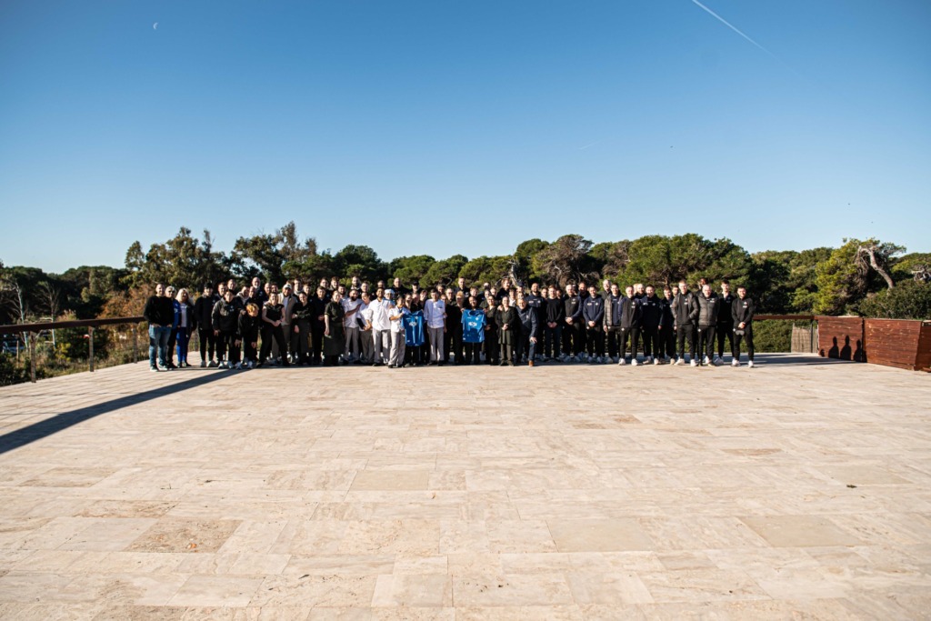 Spieler, Verantwortliche und Staff des SV 98 gemeinsam mit dem Hotelpersonal.