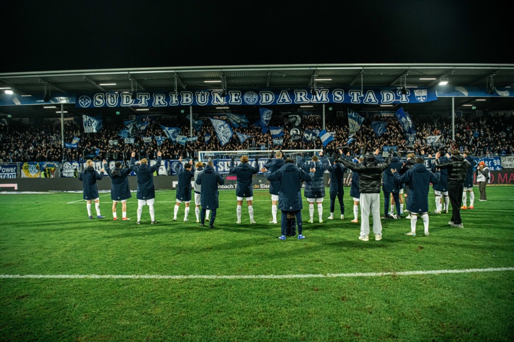 Die Spieler jubeln vor den Fans nach dem Heimsieg gegen den 1. FC Nürnberg.