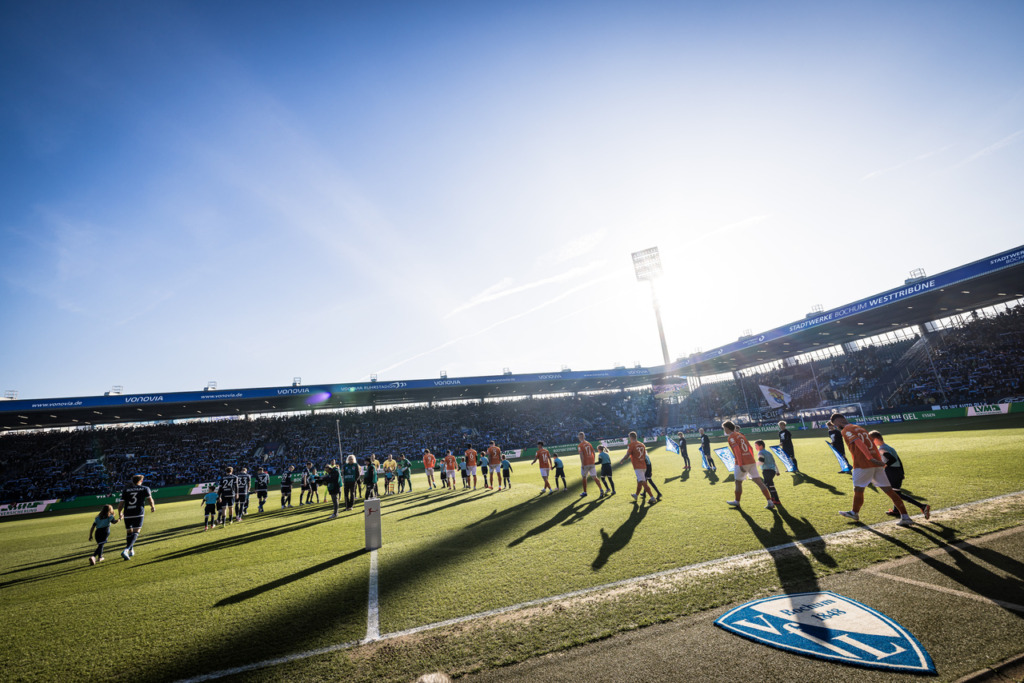 Die Mannschaften laufen ins Bochumer Ruhrstadion ein.