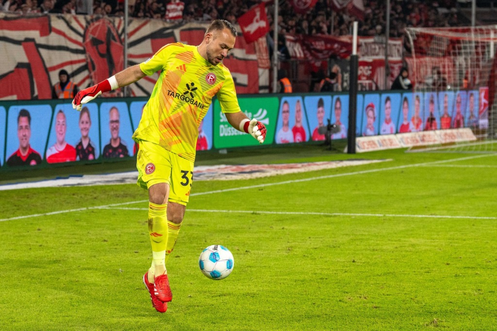Florian Kastenmeier (Fortuna Duesseldorf, #33) rettet den Ball vor dem Aus,