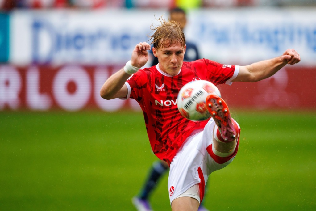 Mika Haas (1.FC Kaiserslautern) mit Ball, 1. FC Kaiserslautern vs VFL Bochum Fussball, 2. Bundesliga, 8.Spieltag, Saison 2025/2026, 04.10.2025