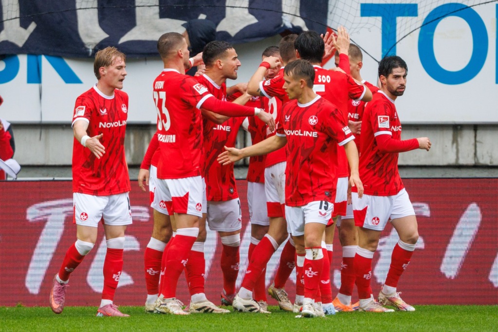 Ivan Prtajin (1.FC Kaiserslautern) bejubelt den Treffer zum 1:0 mit Marlon Ritter (1.FC Kaiserslautern), Mika Haas (1.FC Kaiserslautern), Jan Elvedi (1.FC Kaiserslautern), Naatan Skyttae (1.FC Kaiserslautern), Jisoo Kim (1.FC Kaiserslautern), Semi Sahin (1.FC Kaiserslautern), 1. FC Kaiserslautern vs VFL Bochum Fussball, 2. Bundesliga, 8.Spieltag, Saison 2025/2026, 04.10.2025