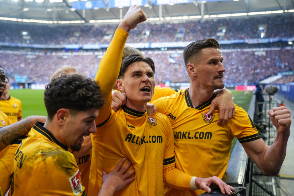 Torjubel bei den Dresdenern nach dem Kopfballtor zum 2:2 durch Thomas Keller (SG Dynamo Dresden, #39),