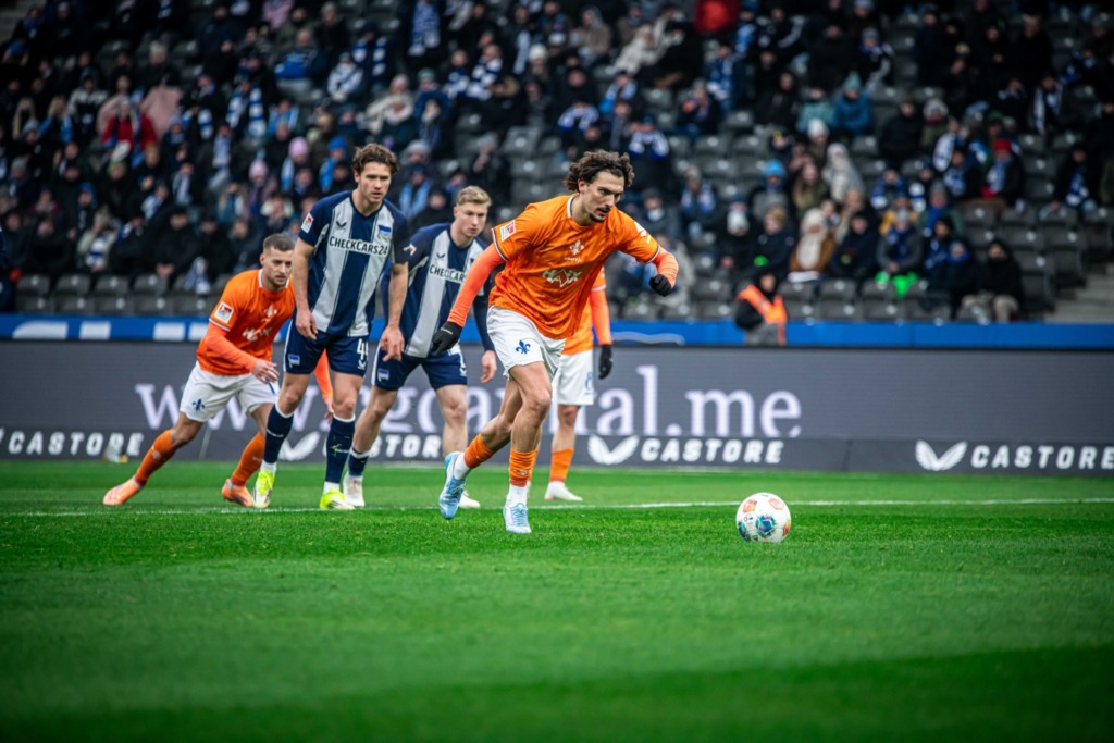 Hornby tritt zum Elfmeter an.