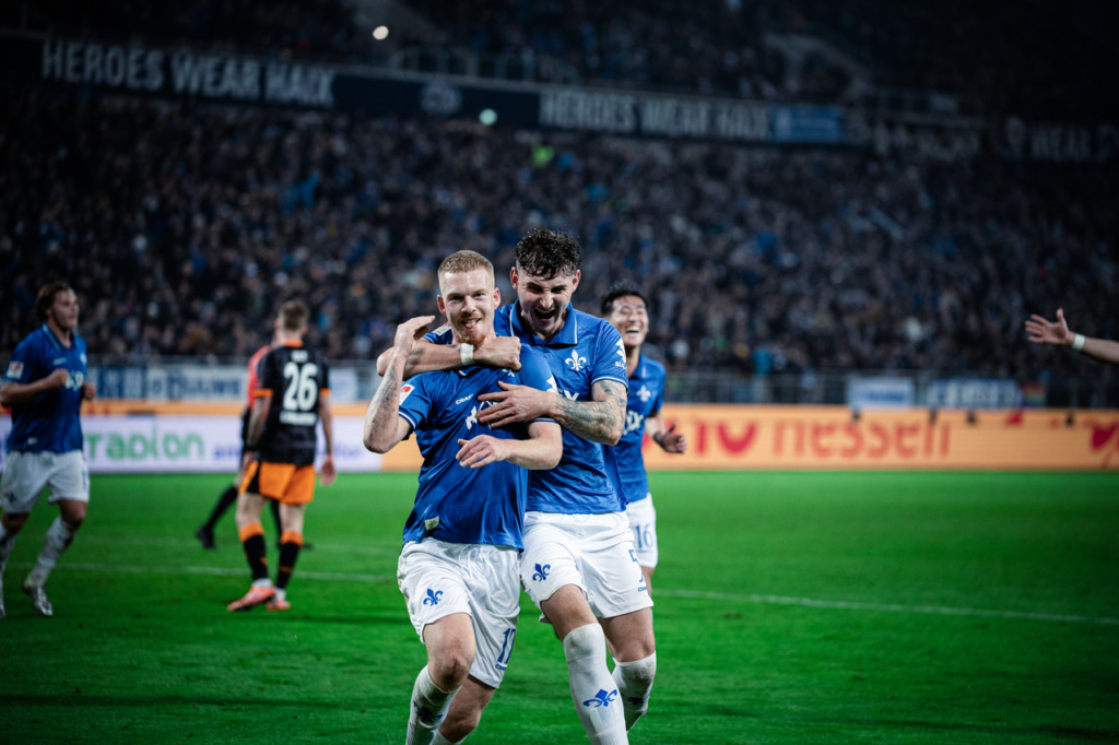 Kai Klefisch jubelt mit Matej Maglica über seinen Treffer zum 3:0.