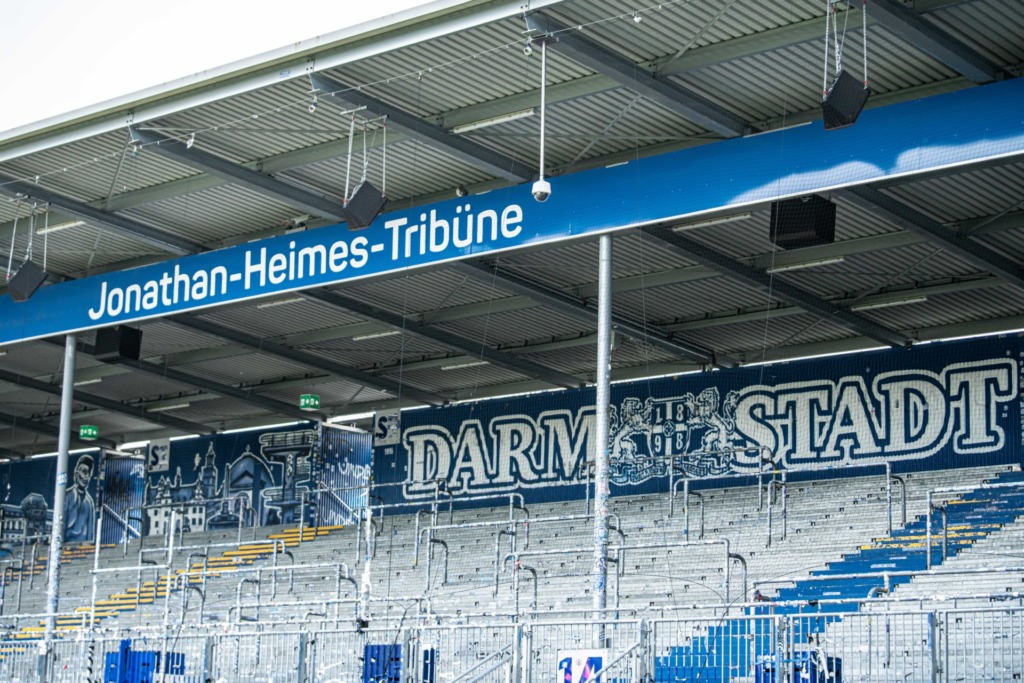 Johnny-Heimes-Tribüne leer im Tageslicht