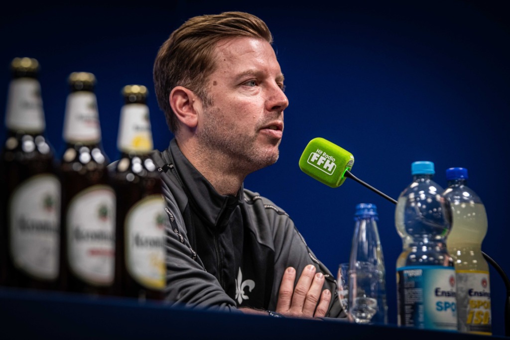 Florian Kohfeldt auf der Pressekonferenz vor der Partie gegen Kaiserslautern.