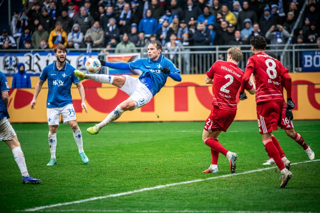 Niklas Schmidt macht einen Seitfallzieher