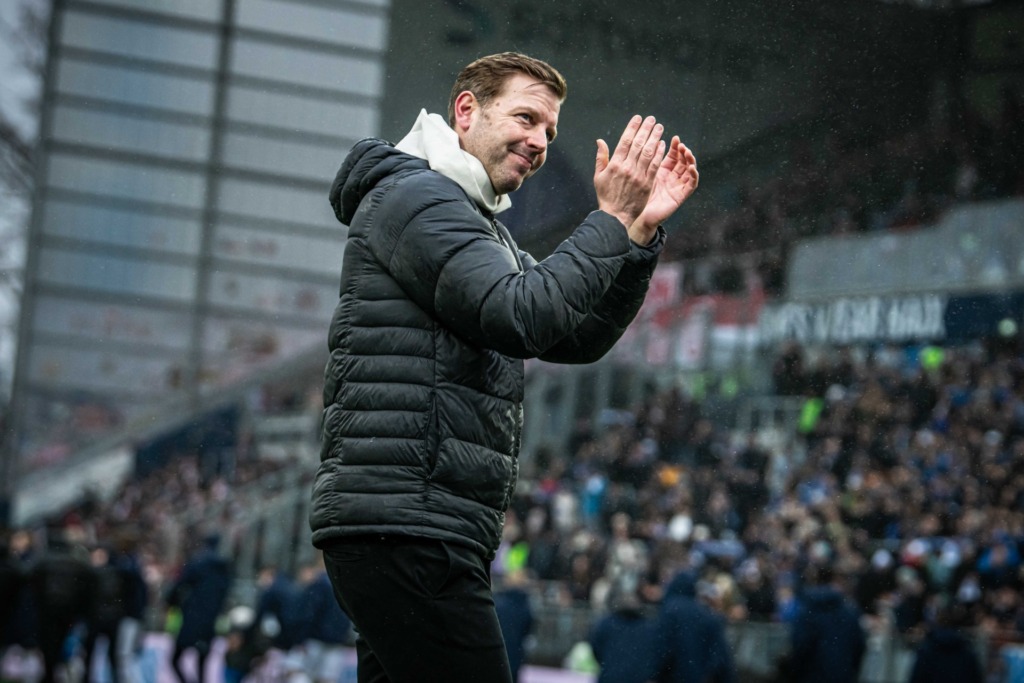 Florian Kohfeldt klatscht in Richtung der Fans.