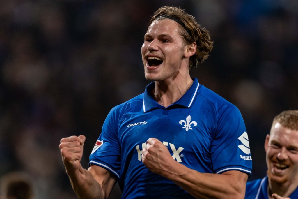 Lakenmacher jubelt nach seinem Tor.