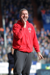 Tim Walter (Kiel) schreit auf das Feld beim Spiel VFL Bochum vs. Holstein Kiel in der Saison 2018/19