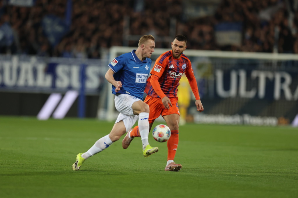 Isac Lidberg im Laufduell im Spiel gegen Schalke.