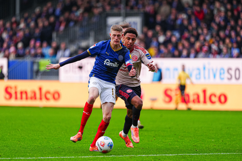 Alexander Bernhardsson im Duell mit Sima Suso