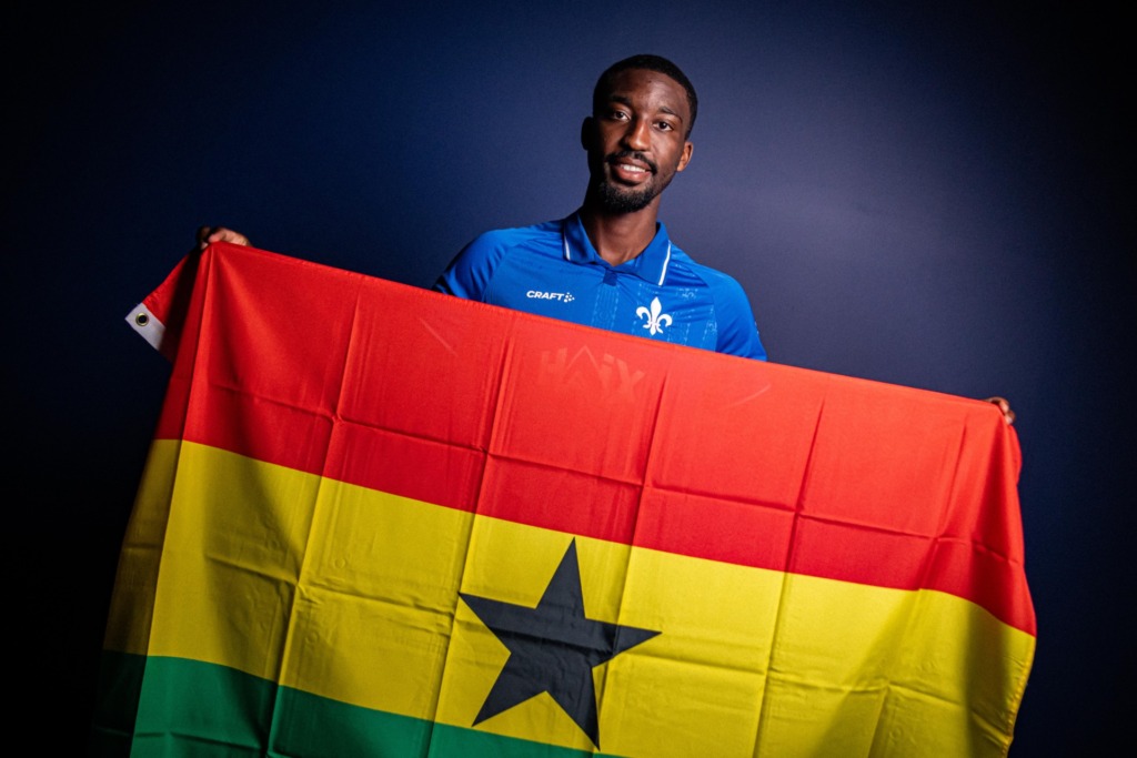 Patric Pfeiffer mit der Flagge von Ghana