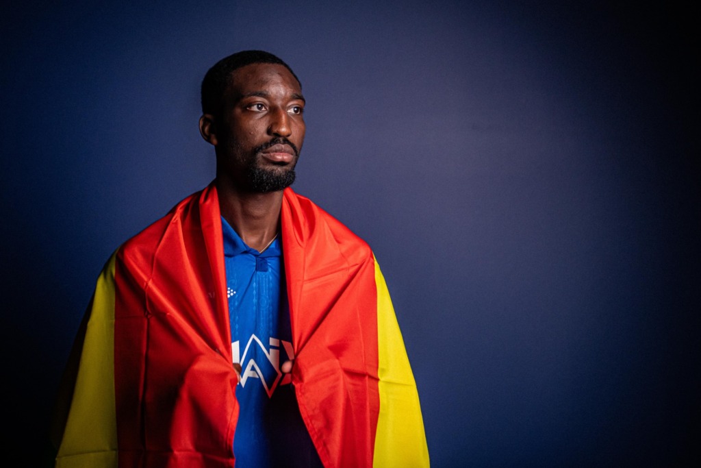 Patric Pfeiffer mit der Flagge von Ghana