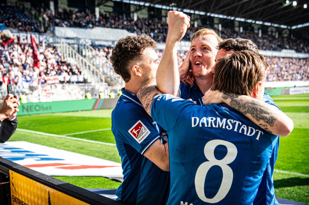 Die Lilien jubeln nach einem Tor.