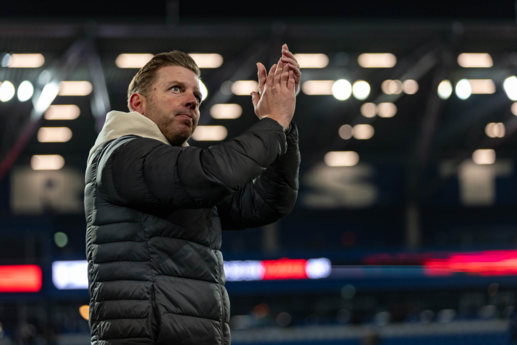 Florian Kohfeldt applaudiert den Lilien-Fans nach Abpfiff