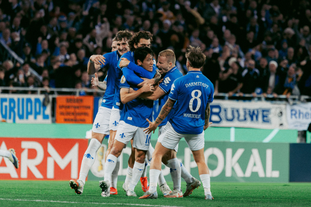 Hiroki Akiyama bejubelt seinen Teffer im DFB-Pokal-Viertelfinale gegen Schalke 04