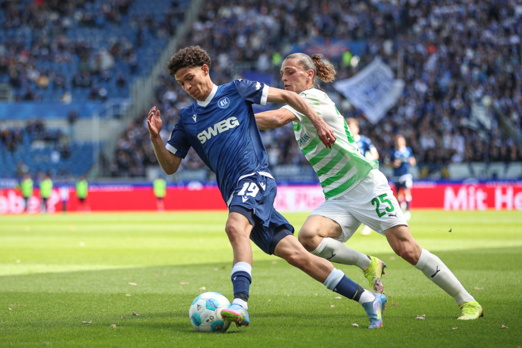 Louey Ben Farhat zieht mit Tempo an seinem Gegenspieler vorbei