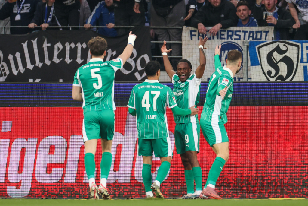 Die Fürth-Spieler bejubeln eien Treffer im Spiel gegen den KSC