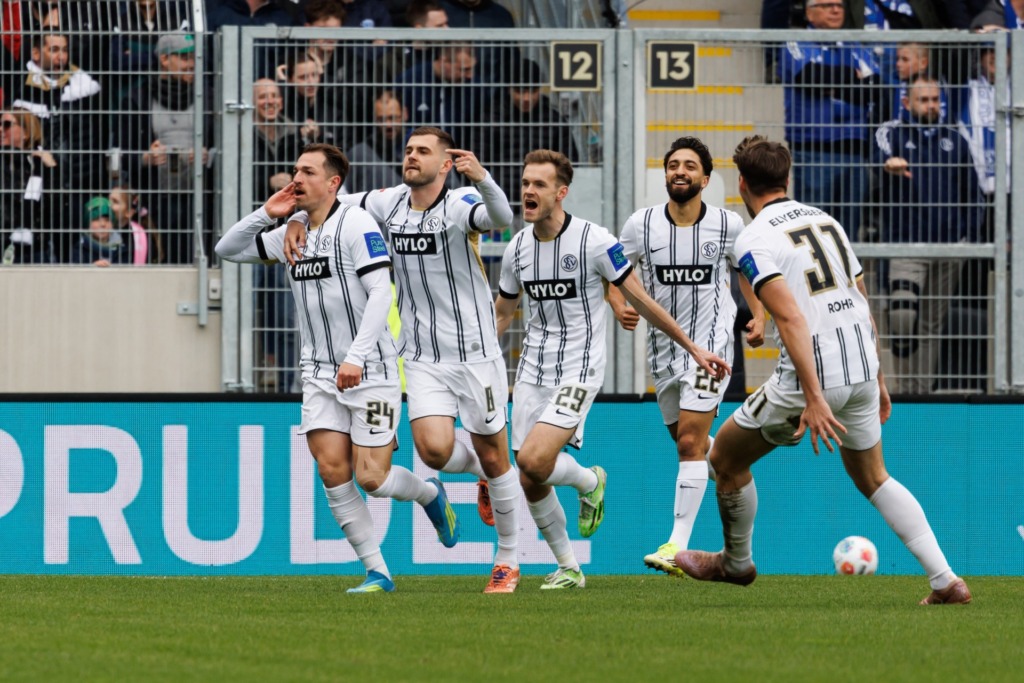 Die Spieler des SV Elversberg bejubeln einen Treffer