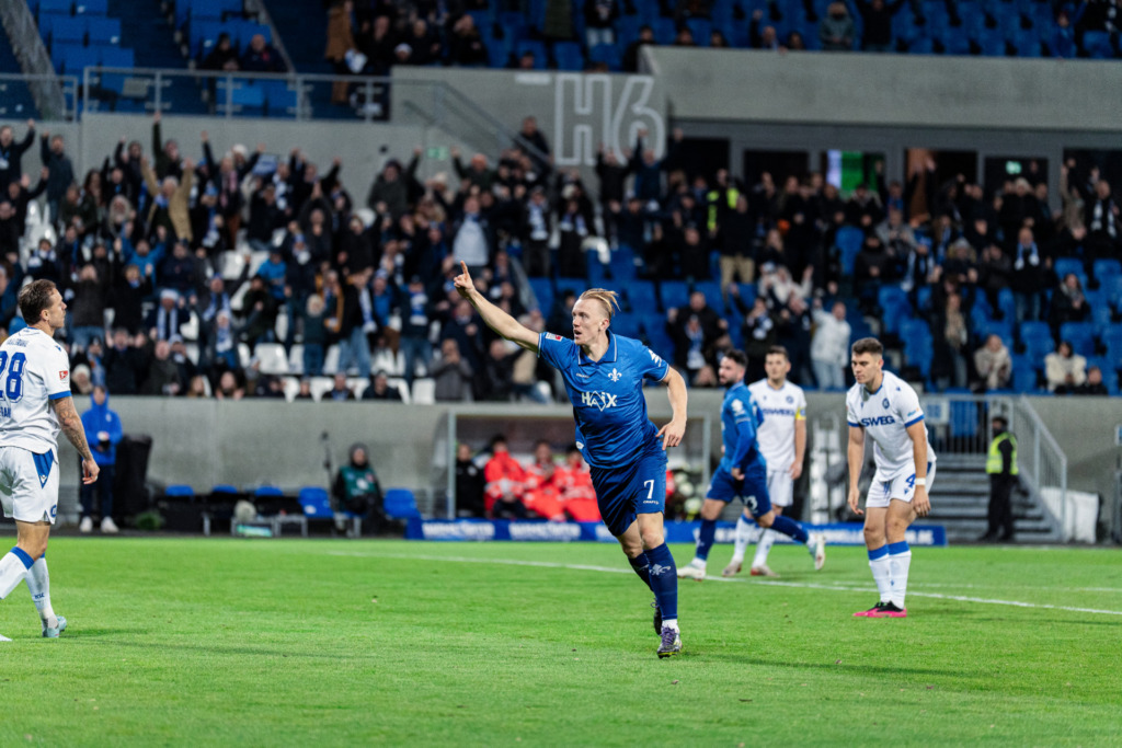 Isac Lidberg jubelt gegen den Karlsruher SC