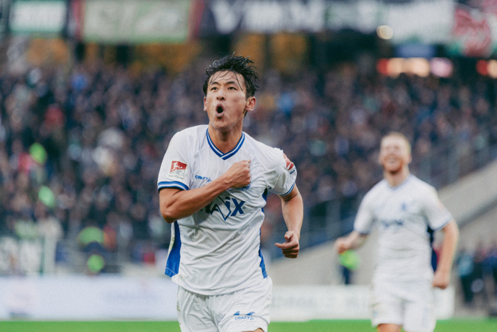 Hiroki Akiyama jubelt nach seinem Siegtreffer im Hinspiel gegen Hannover 96