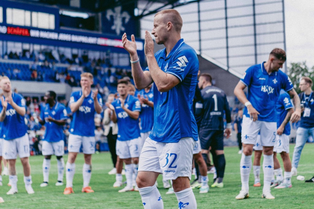 Fabian Holland applaudiert vor den Fans im Merck-Stadion am Böllenfalltor