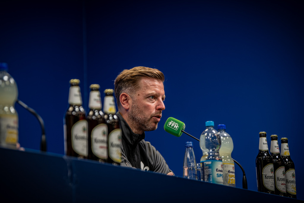 Florian Kohfeldt auf der Pressekonferenz vor dem Auswärtsspiel beim Karlsruher SC