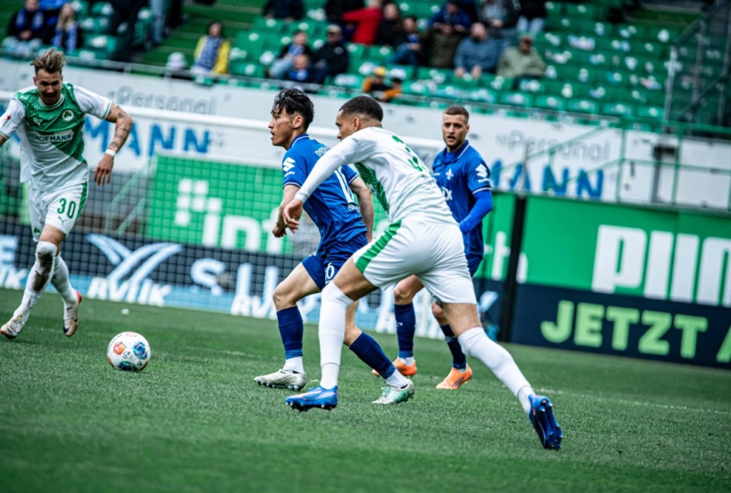 Hiroki Akiyama im Zweikampf.