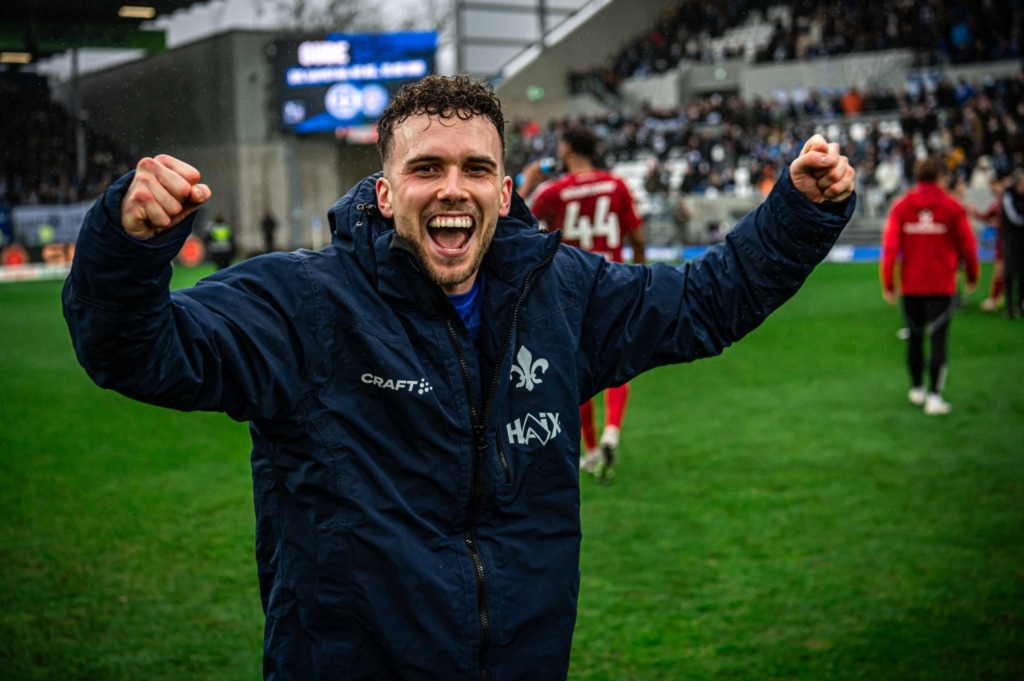 Sergio Lopez feiert nach Abpfiff den Sieg gegen Düsseldorf