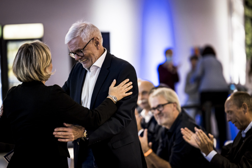 Alfred Krämer erhält eine Gratulation von Anne Baumann.