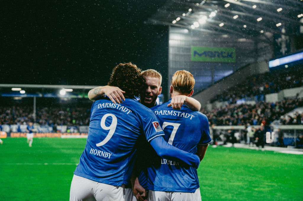 Kai Klefisch, Fraser Hornby und Isac Lidberg jubeln gemeinsam im Hinspiel gegen Arminia Bielefeld.