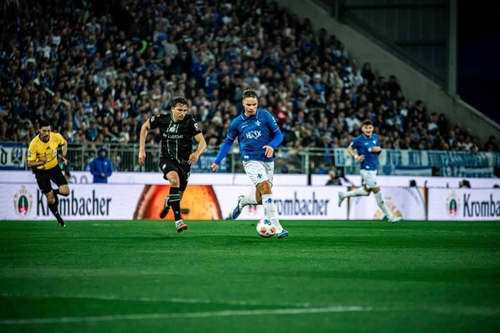 Niklas Schmidt treibt den Ball nach Vorne.