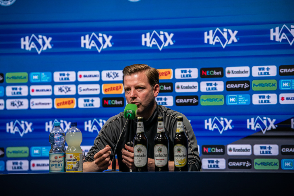 Florian Kohfeldt auf der PK vor dem Duell gegen die SpVgg Greuter Fürth.