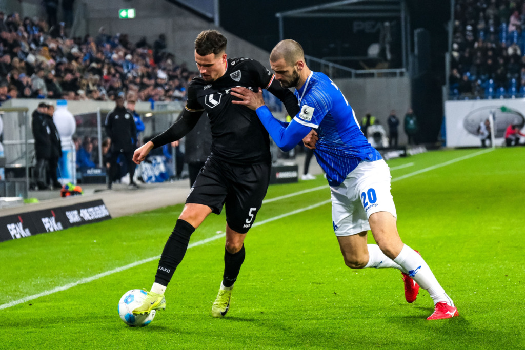 Yassine Bouchama im Zweikampf mit Alexander Vukotic