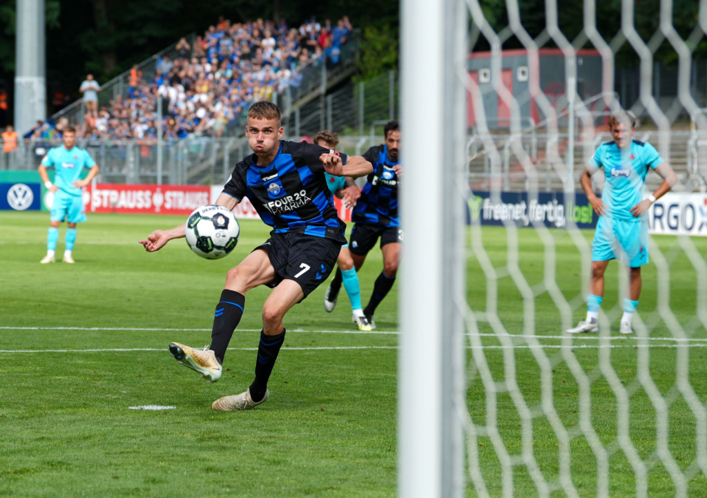Filip Bilbija versenkt einem Elfmeter im DFB-Pokal