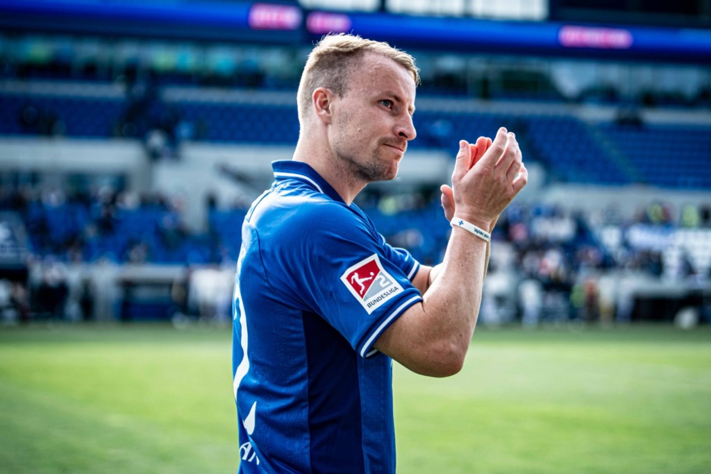 Fbain Holland bei seiner Abschiedsrunde im Stadion.