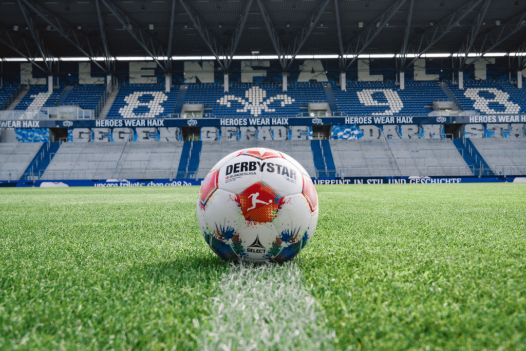 Der offizielle Spielball der Bundesliga vor der Gegengerade