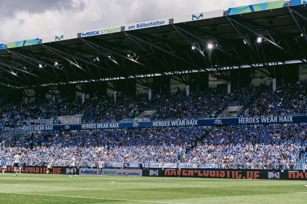 Merck-Stadion am Böllenfalltor während des Spiels gegen Bochum
