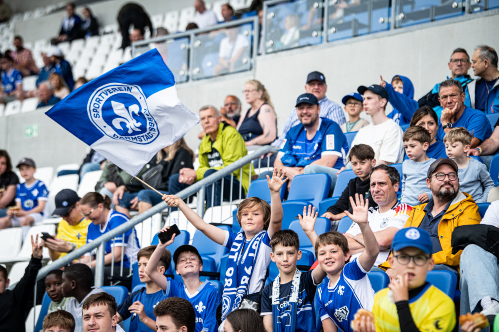 Kinder im Merck-Stadion am Böllenfalltor