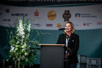 Anne Baumann als „Bekennende Heinerin“ geehrt