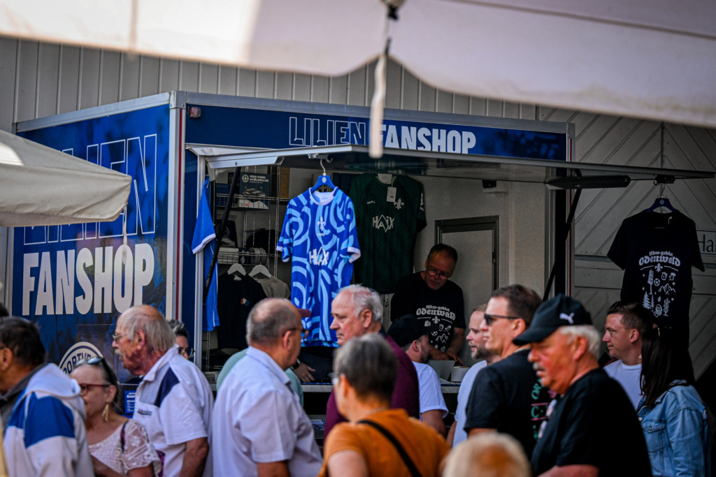 Mobiler Fanshop auf dem Erbacher Wiesenmarkt
