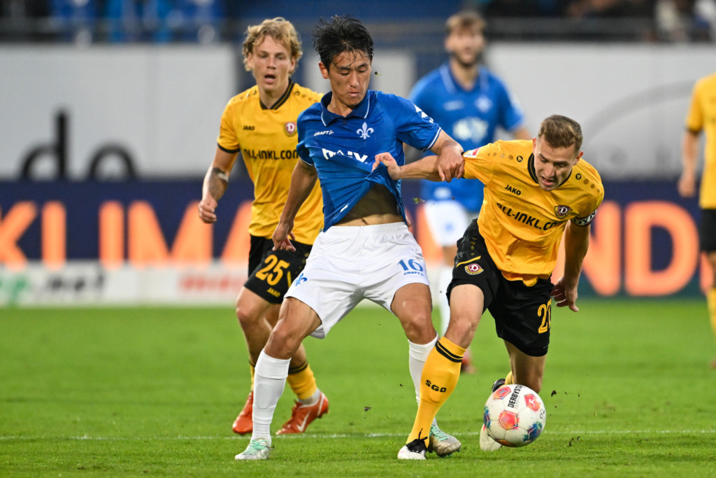Hiroki Akiyama im Zweikampf mit Niklas Hauptmann