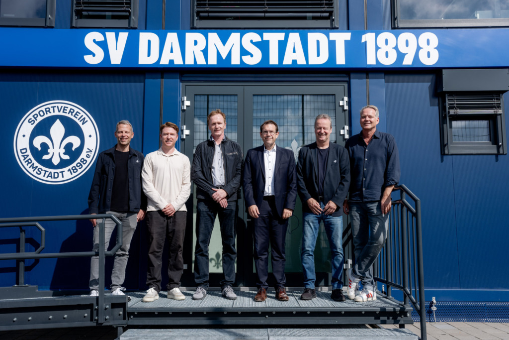 Auf dem Foto von links nach rechts: Michael Weilguny (kaufmännischer Geschäftsführer), Paul Fernie (Geschäftsführer Sport), Martin Westermann (Geschäftsführer Darmstädter Sportstätten GmbH & Co. KG), Hanno Benz (Oberbürgermeister Stadt Darmstadt), Uwe Kuhl (bestellter Präsidiumsvertreter für das Nachwuchsleistungszentrum), Markus Pfitzner (Präsident SV 98)